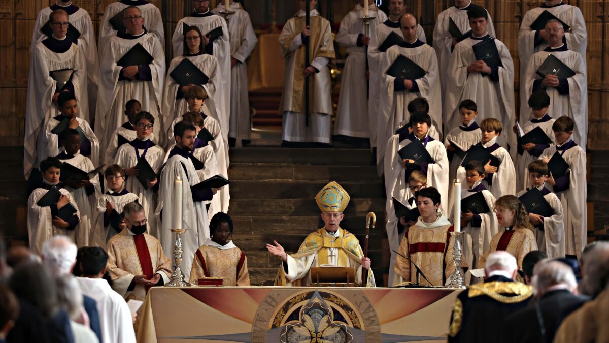 La Chiesa anglicana firma la resa: «Non ci è possibile definire una donna»