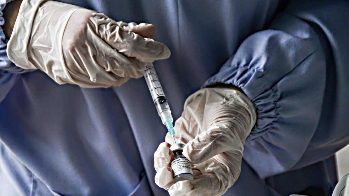 Un mondo di effetti avversi. Vaccini, è l’ora della verità