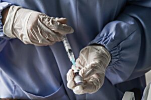 Un mondo di effetti avversi. Vaccini, è l’ora della verità