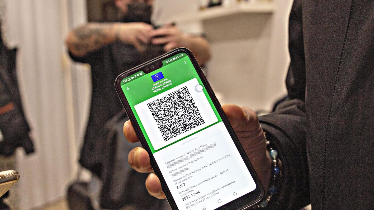 In Francia basta green pass. Ora tocca a noi