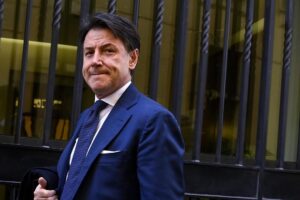 Giuseppi abbassa il ciuffo e con la «discontinuità» invoca anche la mancetta