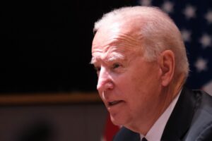 Biden aggira la Corte suprema e firma l’ordine che rilancia l’aborto