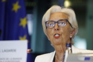 L’euro svalutato al pari del dollaro: un’altra tassa che spinge i prezzi