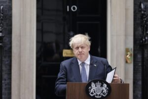 Il gregge dei Tories fa dimettere BoJo. Già partita la gara per la successione