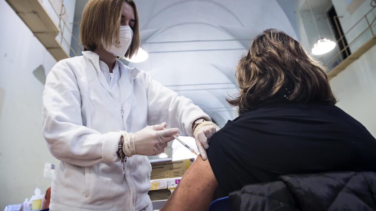 Tre dosi e il contagio proteggono al 94%. Ma è corsa a rifilarci i vaccini aggiornati