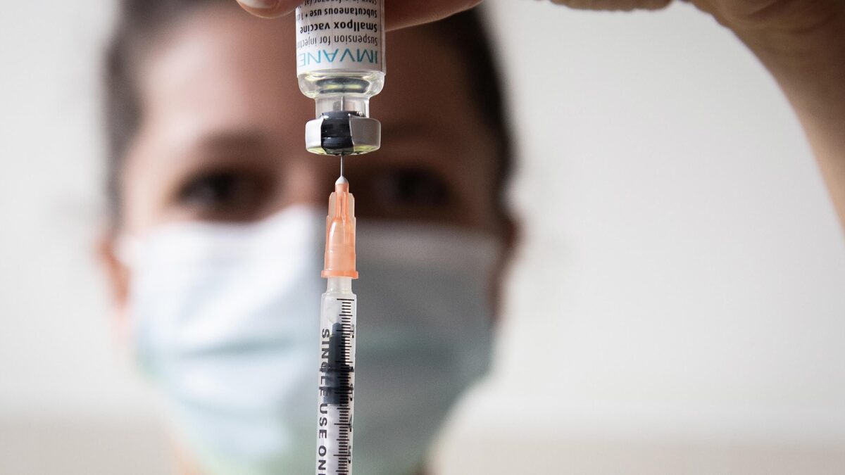 Solo vaccino? Così fanno la guerra ai farmaci anti virus