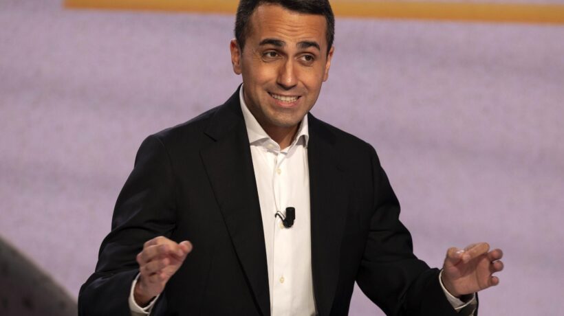 Di Maio «civico» arruola perfino il Papa
