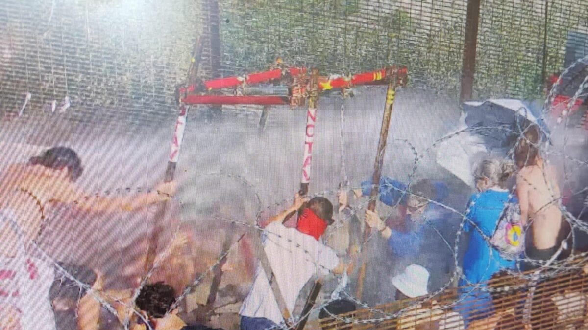 No Tav scatenati: 14 agenti feriti. Vanno all’assalto anche i bambini