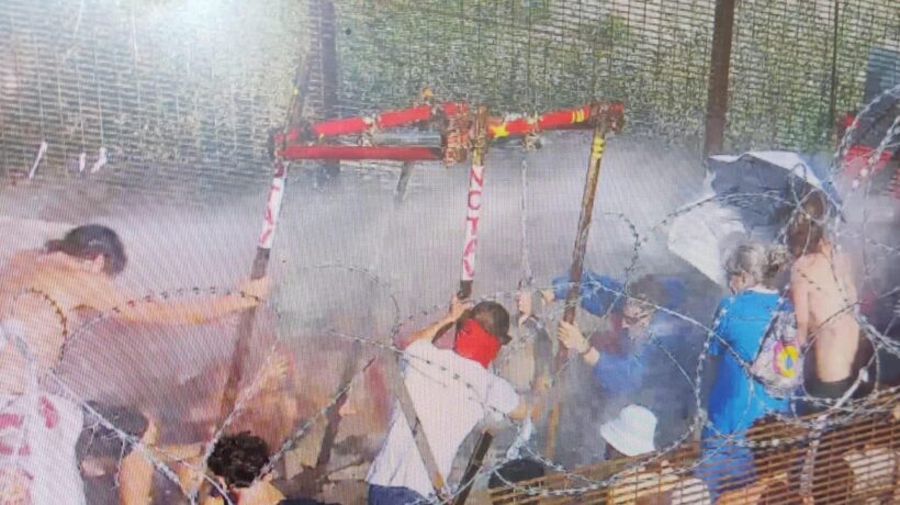 No Tav scatenati: 14 agenti feriti. Vanno all’assalto anche i bambini