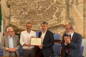 Premio al dottore che schifa i no vax