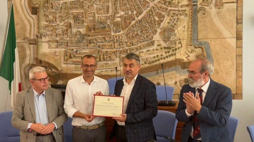 Premio al dottore che schifa i no vax