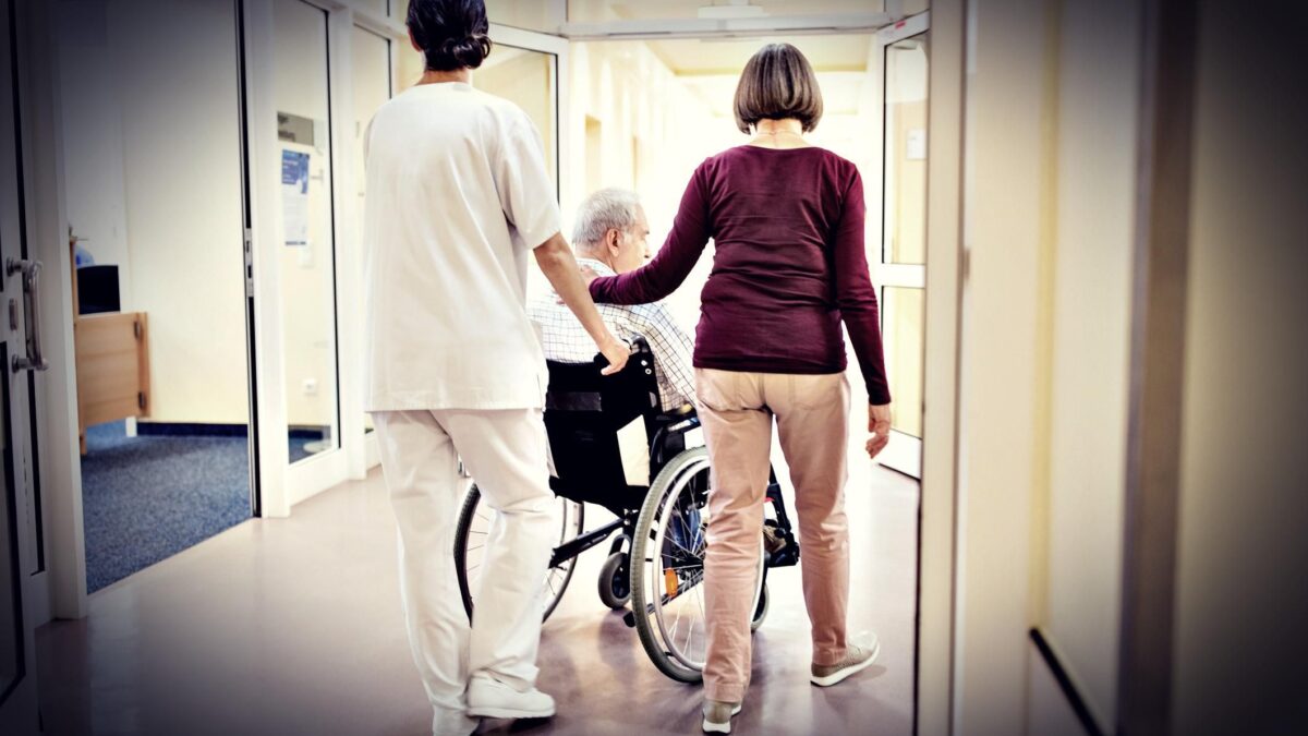 Covid, umiliano gli anziani: pannoloni contro il contagio