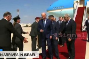 Sul web circola il video di Biden che arrivato in Israele chiede: «Cosa sto facendo adesso?»