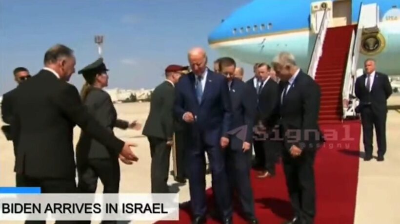 Sul web circola il video di Biden che arrivato in Israele chiede: «Cosa sto facendo adesso?»