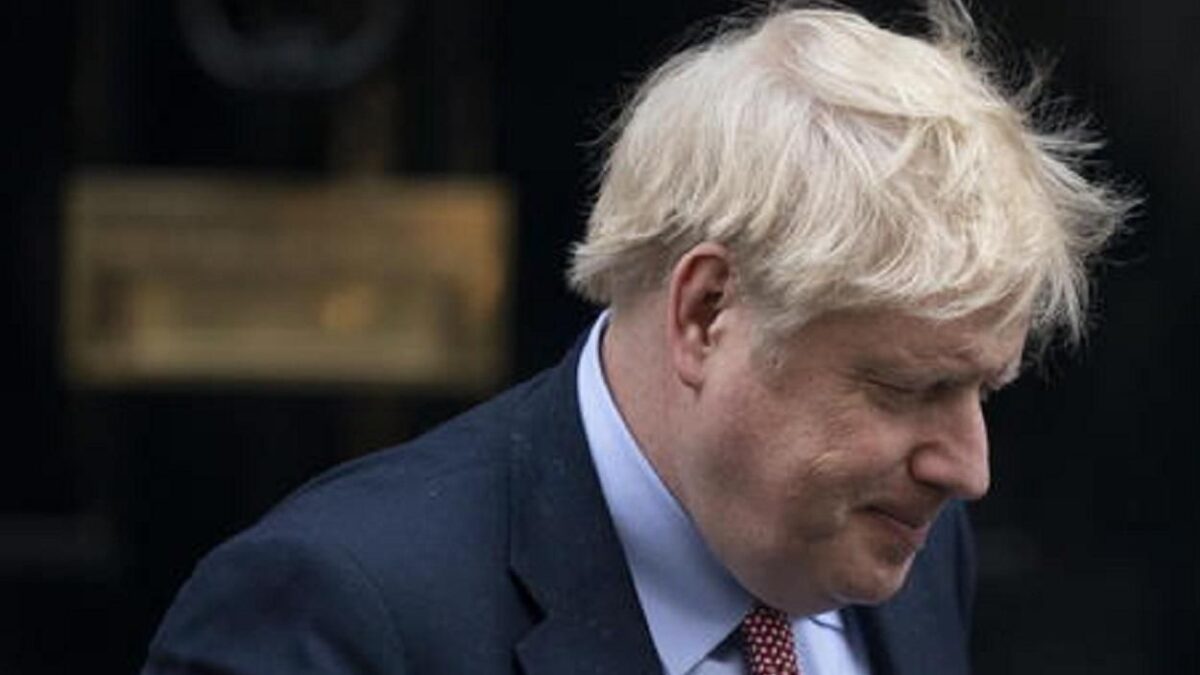 BoJo solo, Downing street si svuota. E non ci sono soluzioni all’italiana