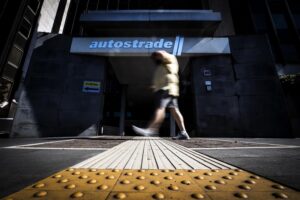 I ministeri coprono l’uomo delle concessioni