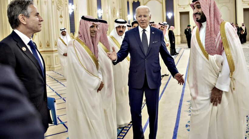 Biden si umilia con i reali sauditi