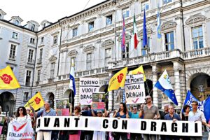 Le manifestazioni pro premier stile Sardine arruolano pure i bimbi