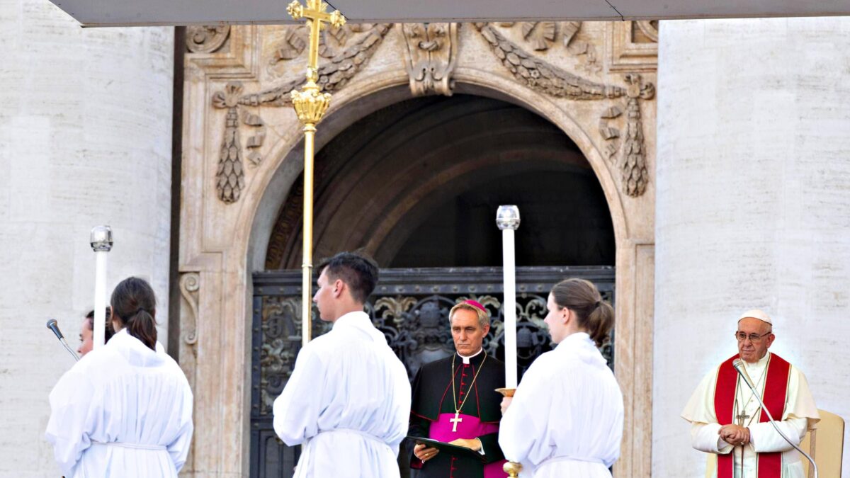 Finisce l’era dei chierichetti del Papa, ma lo scandalo resta senza colpevoli