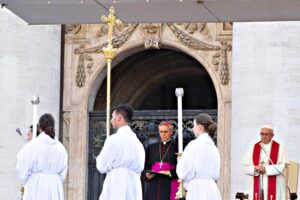 Finisce l’era dei chierichetti del Papa, ma lo scandalo resta senza colpevoli