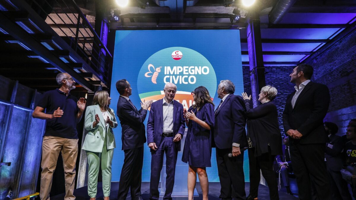 Giggino si applaude da solo. Allo show del partitino più candidati che pubblico