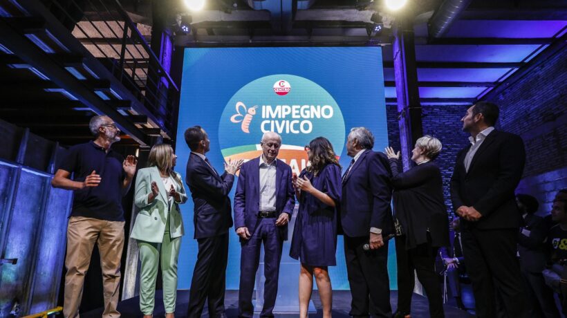 Giggino si applaude da solo. Allo show del partitino più candidati che pubblico