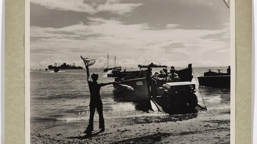 Mezzi da sbarco americani sulla spiaggia di Guadalcanal (National Archives)