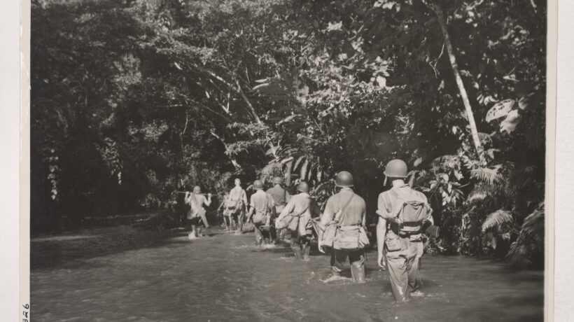 Marines in marcia negli acquitrini malarici di Guadalcanal (Us Navy)