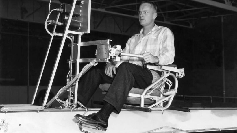 Armstrong durante l'addestramento all'inizio della carriera di astronauta nel 1956 (Nasa)