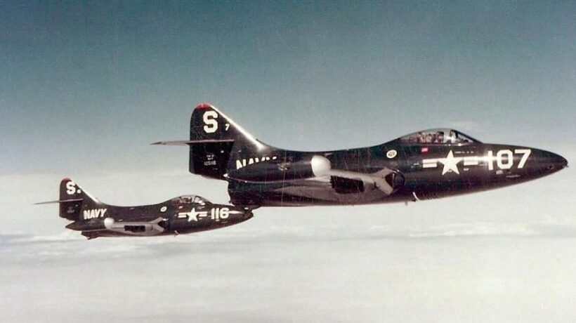 A sinistra il caccia F9F S-116 pilotato da Armstrong in Corea (Us Ministry of Defense)