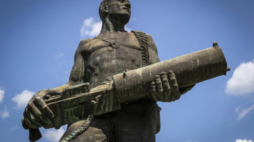 La statua di John Basilone a Raritan nel New Jersey. (US Navy)