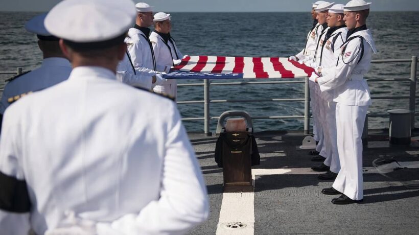 Il corpo di Neil Armstrong pronto ad abbracciare per sempre il mare dal ponte della USS Philippine Sea (Nasa)