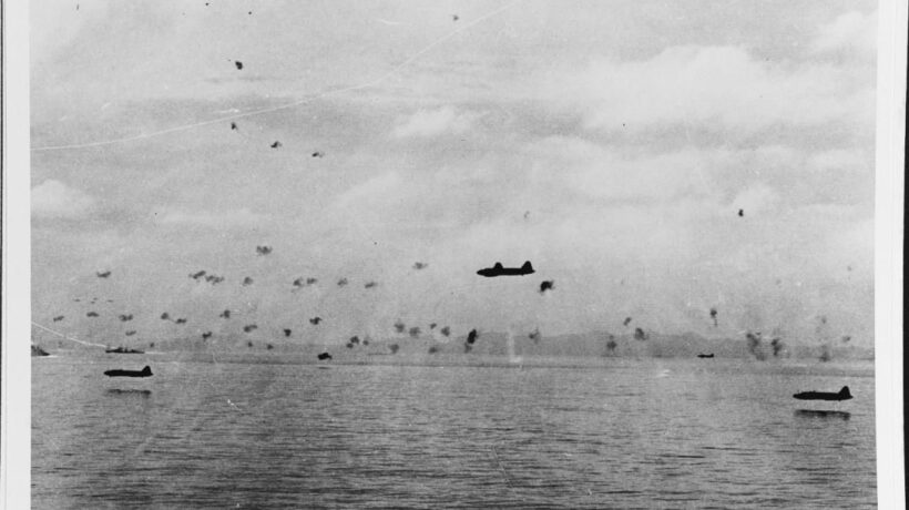 Attacco aereo giapponese durante la prima fase della battaglia di Guadalcanal (US Navy)
