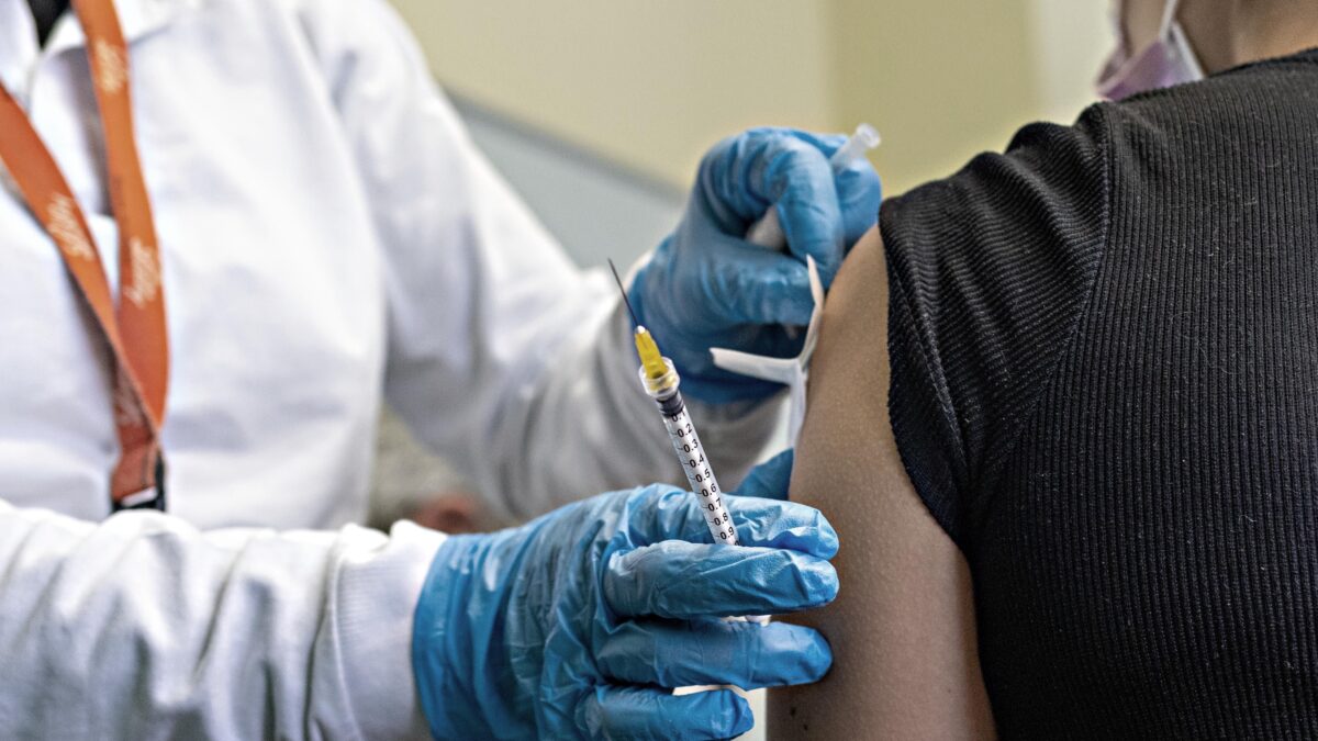 Morto perché vaccinato mentre aveva il Covid