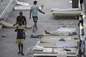 Sugli sbarchi siamo al liberi tutti. Ora Lampedusa è fuori controllo
