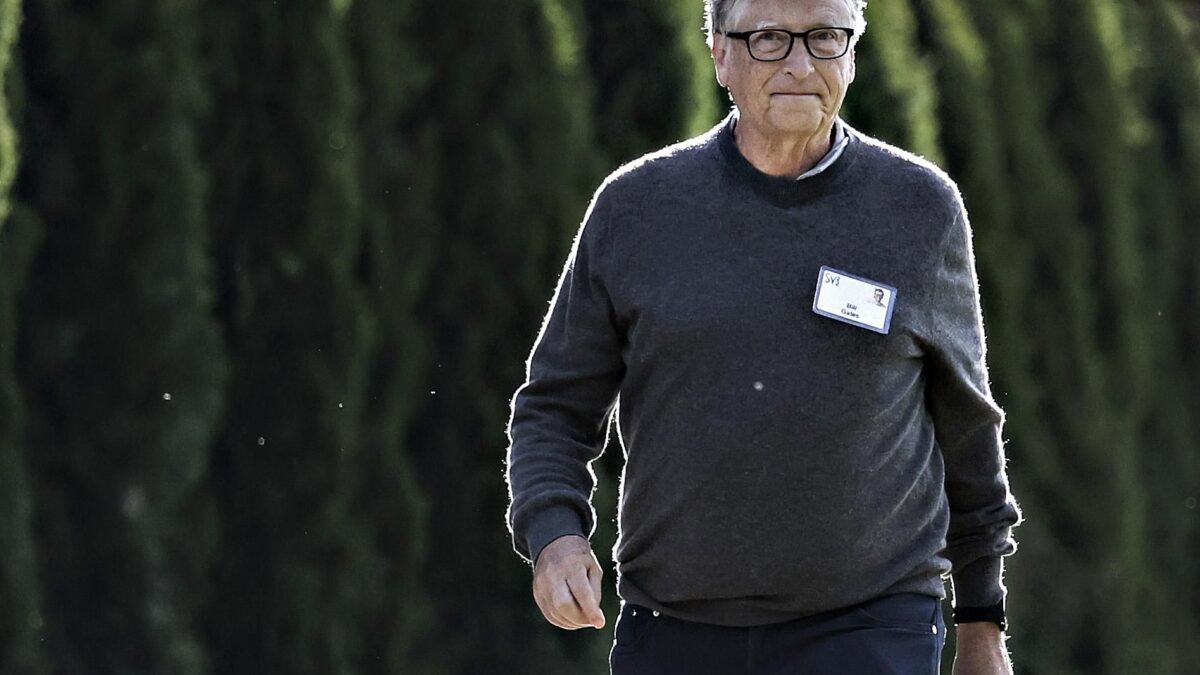 Abbiamo vaccini da buttare ma diamo a Gates 100 milioni per comprarne altri