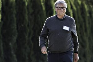 Abbiamo vaccini da buttare ma diamo a Gates 100 milioni per comprarne altri