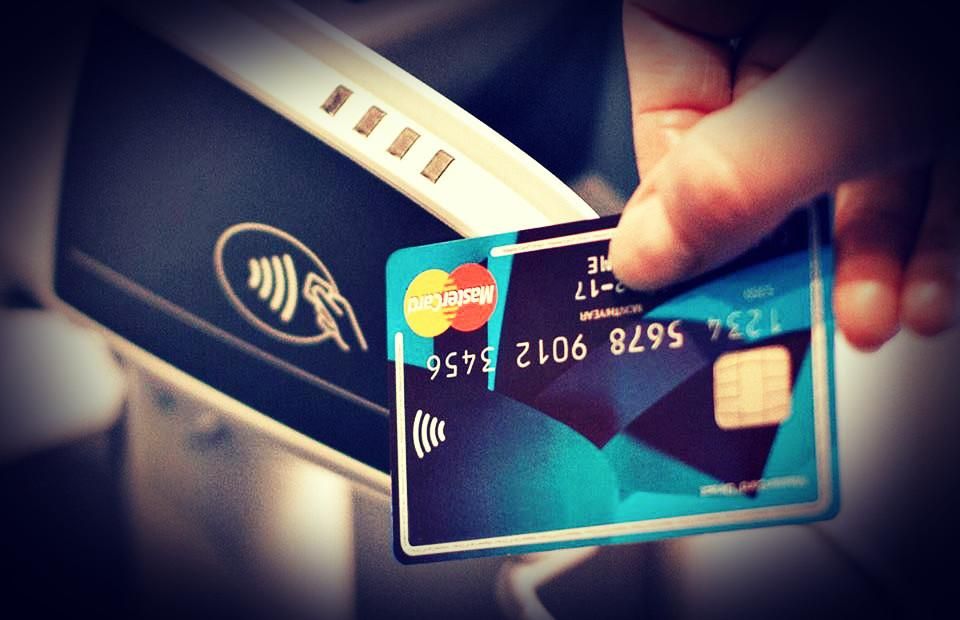La crisi dei microchip mette a rischio pure i bancomat e le carte di identità