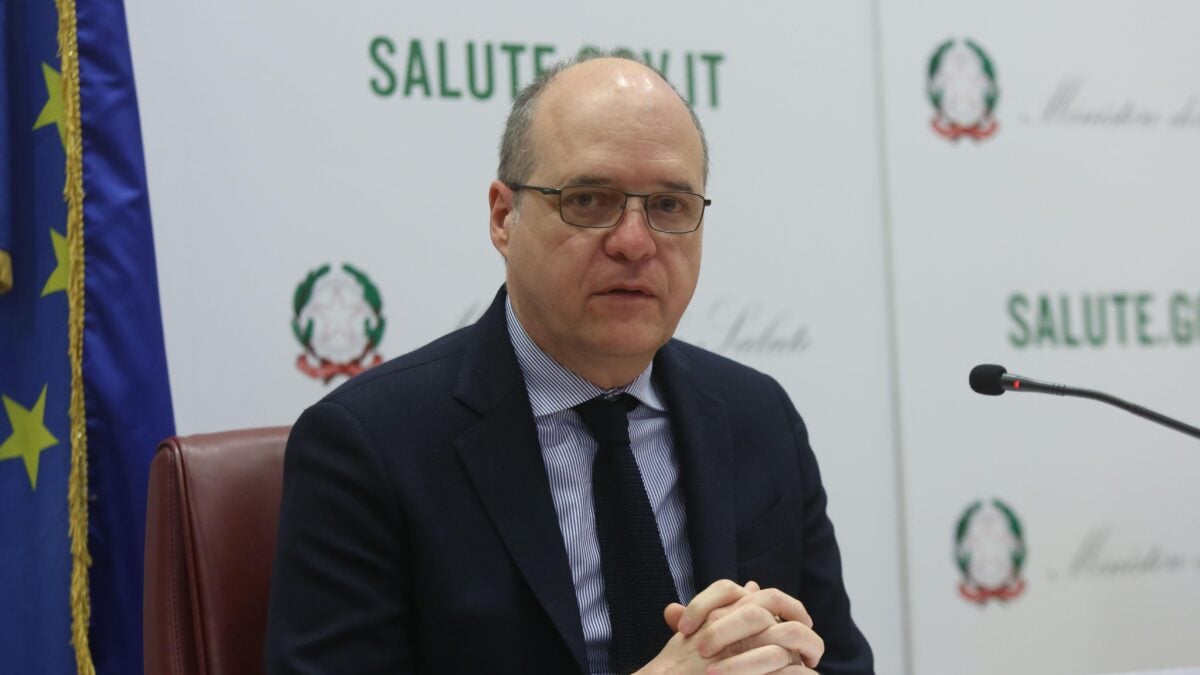 La lotta di ministero, Aifa e virostar alle cure che avrebbero salvato vite