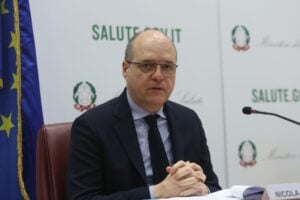 La lotta di ministero, Aifa e virostar alle cure che avrebbero salvato vite