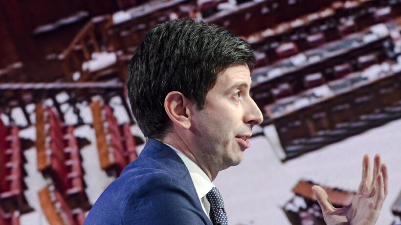 Disco rotto Speranza: «4ª dose e zitti»