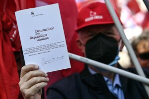 I violentatori della Carta ora pretendono voti a suo nome