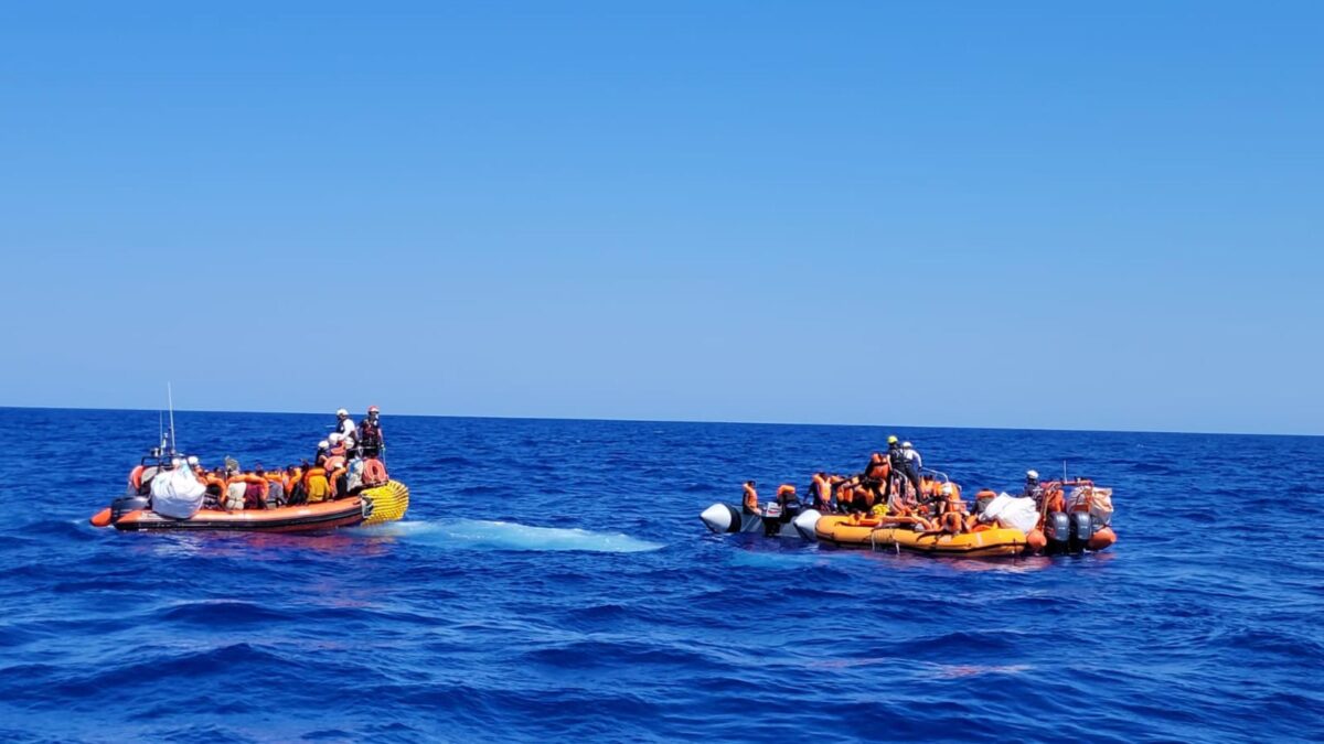 Accuse ad Atene: respinge i barconi. In Italia ecco altri 300 clandestini