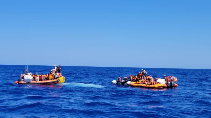 Accuse ad Atene: respinge i barconi. In Italia ecco altri 300 clandestini