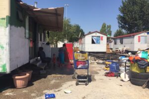 La Lamorgese fa stare tranquilli solo i rom. La polizia non può più entrare nei campi