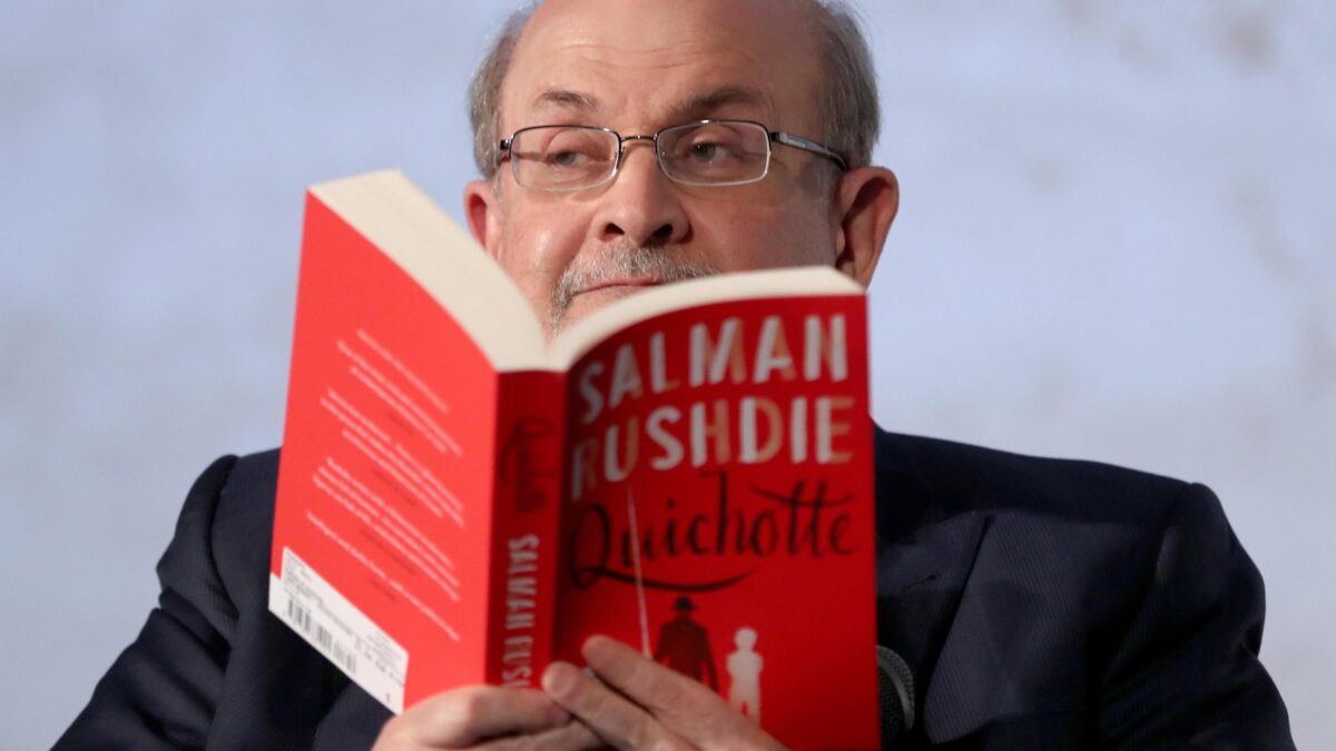 La fatwa non perdona. Rushdie accoltellato da un attentatore: «Voleva sgozzarlo»