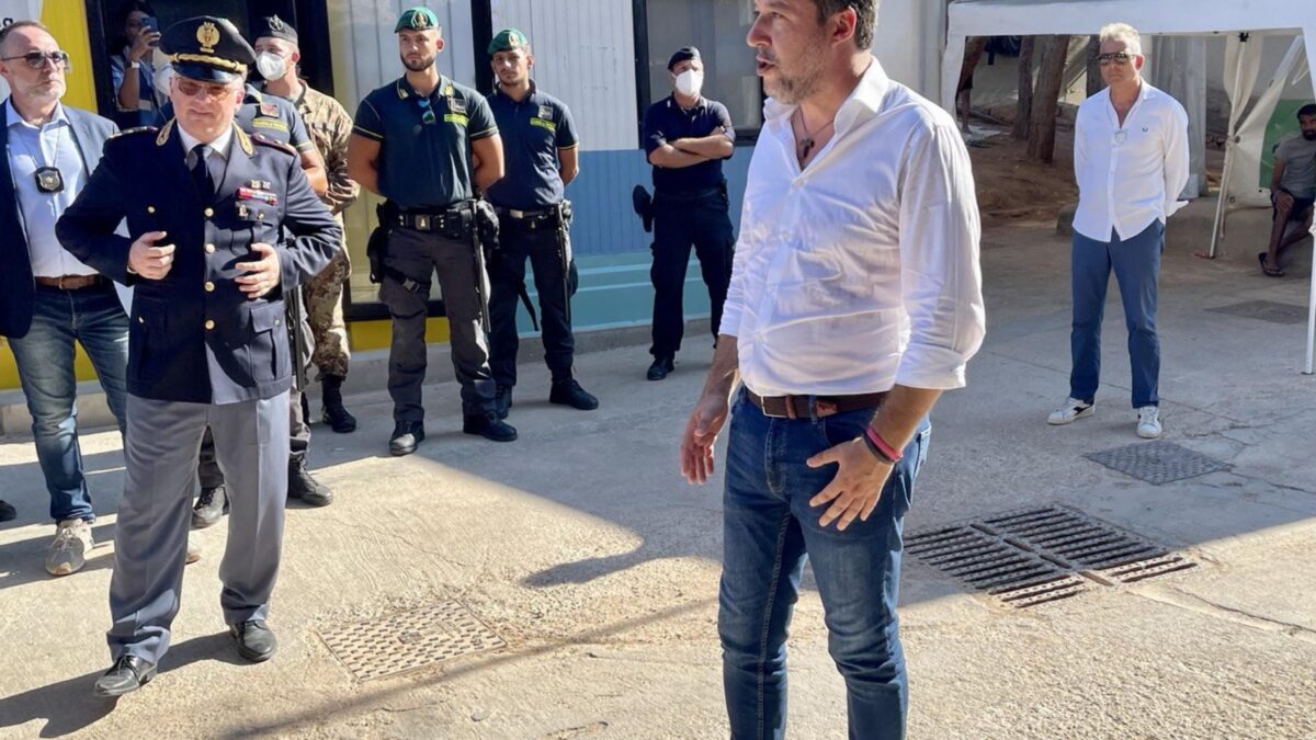 Sbarcano altri 822 migranti nel giorno in cui Salvini va nel carnaio di Lampedusa