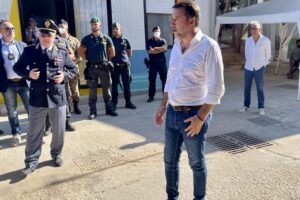 Sbarcano altri 822 migranti nel giorno in cui Salvini va nel carnaio di Lampedusa
