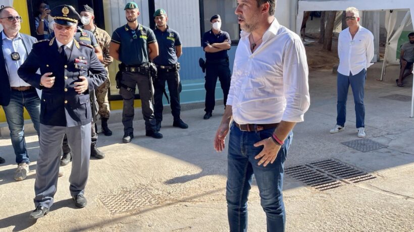 Sbarcano altri 822 migranti nel giorno in cui Salvini va nel carnaio di Lampedusa
