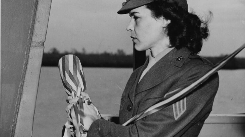 La vedova di John Basilone, Lena Mae Riggi, vara la nave dedicata alla memoria del marito, la USS Basilone (Us Navy)